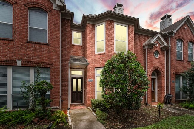 Building Photo - 707 W Heights Hollow Ln