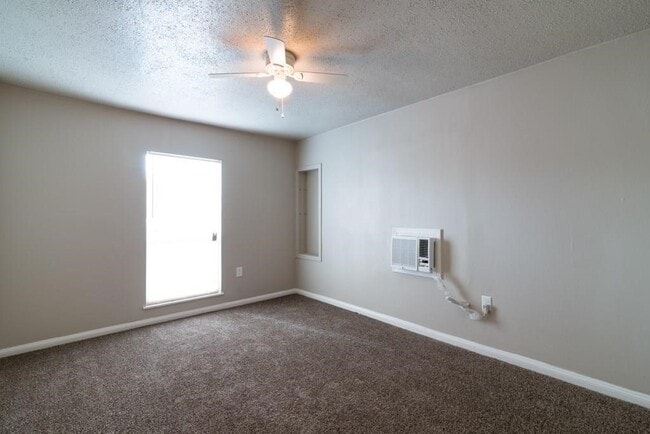 Building Photo - 5327 Bell St Unit 8 Rental
