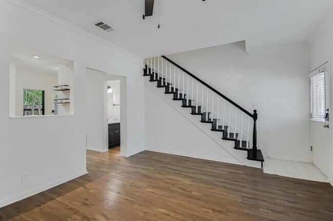 Photo - 1307 Kinney Ave Unidad 107