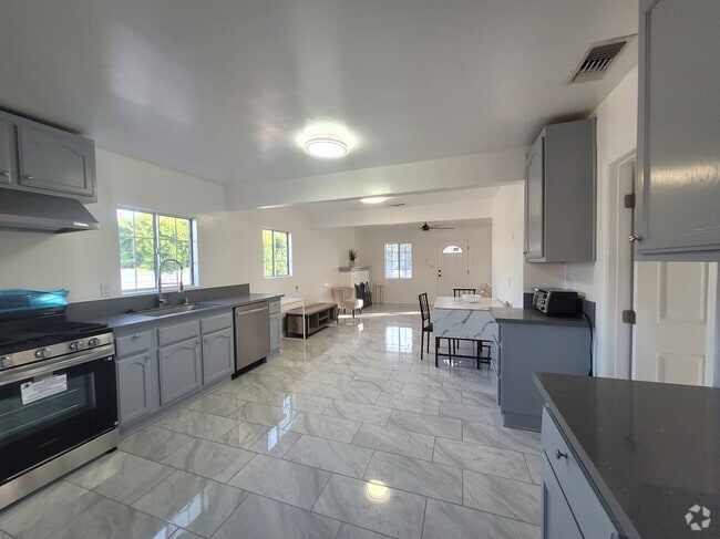 Building Photo - 10138 Arleta Ave Rental