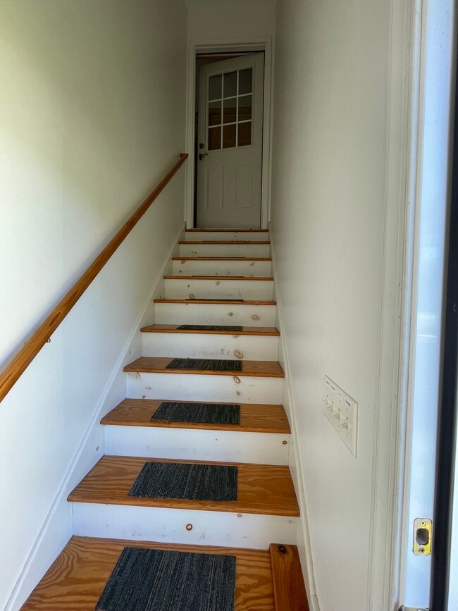 Second Floor Apt Over Garage - 106 Quail Run Unit Cozy Cottage