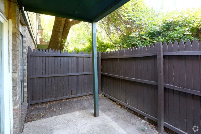 2BR, 1BA - 975SF - Patio
