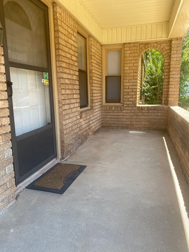 Building Photo - 2 bed 1 bath for lease near downtown