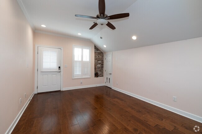 1BR, 1BA - 900SF - Living