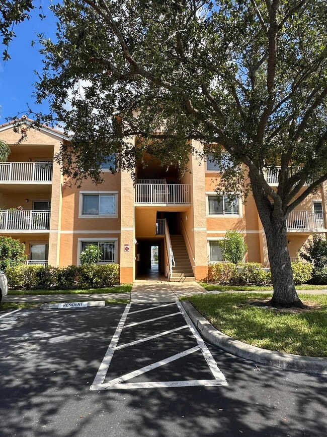 Building Photo - 261 SW Palm Dr Unit 106