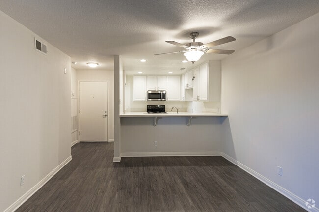 1BR, 1BA -750SF