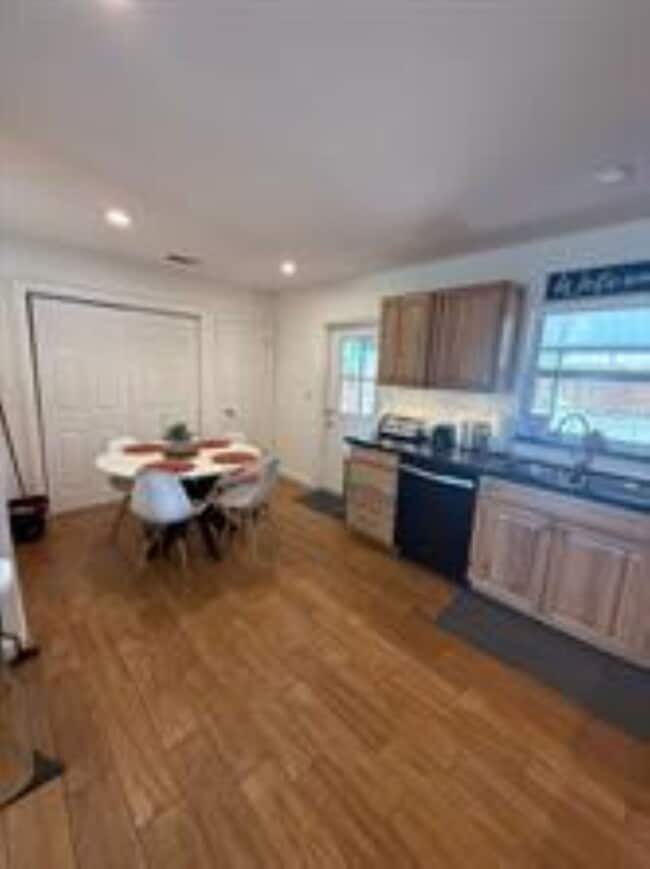 Photo - 541 NE 58th Ct