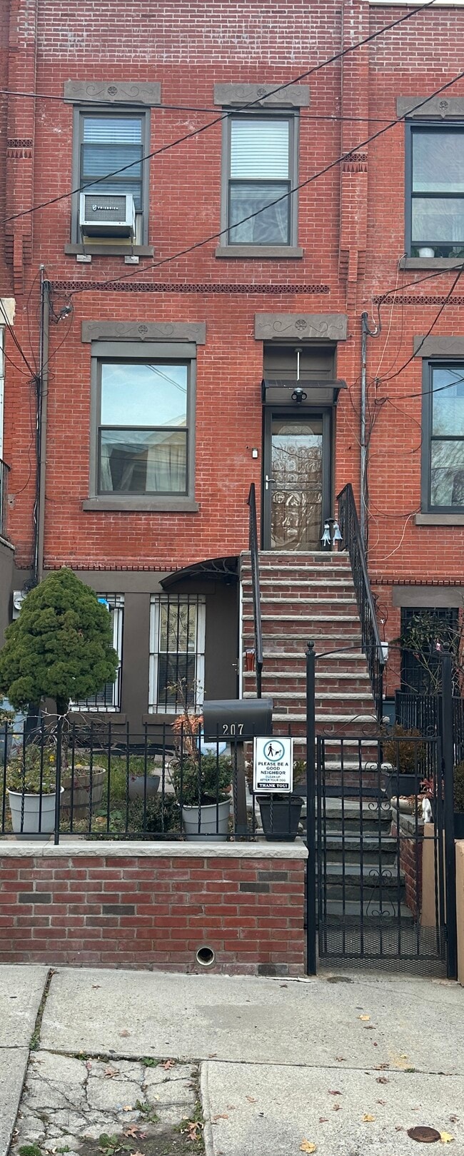 Photo - 207 Clerk St