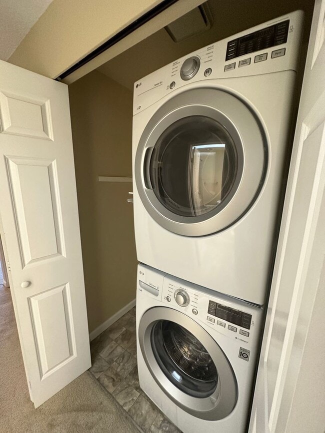 Photo - Top Floor 2 bed Condo in Renton available ...