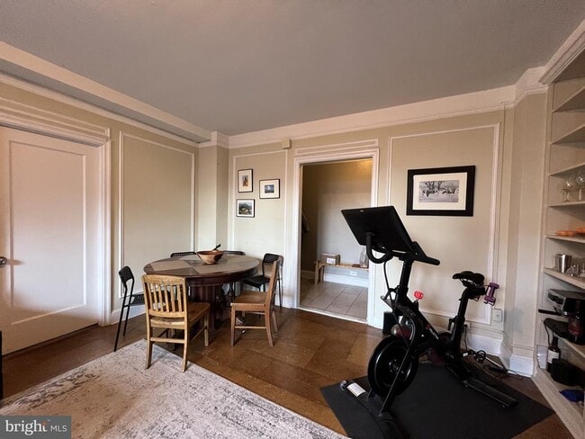 Building Photo - 2031 Locust St Unit 202