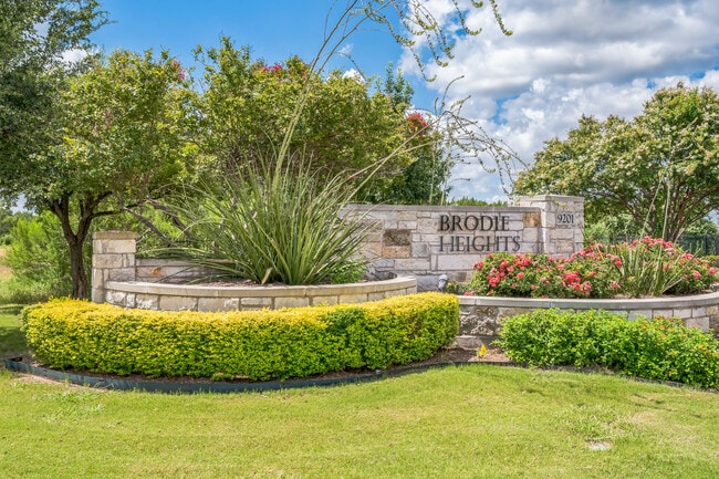 Community entrance - 9201 Brodie Ln Casa Adosada