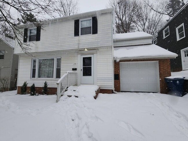 Building Photo - Charming 4-Bedroom Property in Prime Location