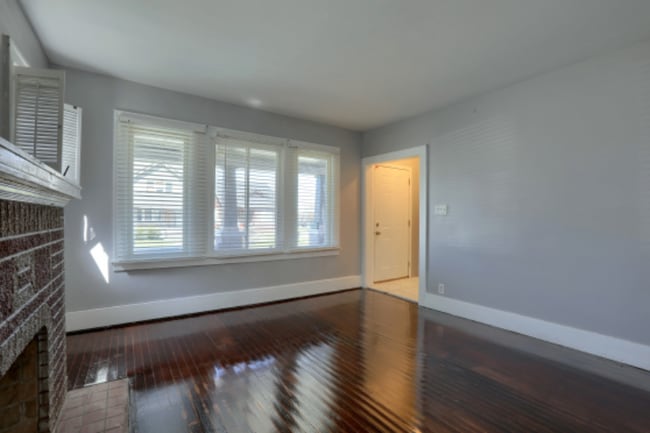 Photo - 7600 Doyle St