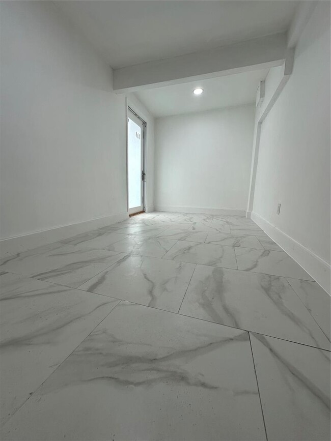 Building Photo - 2320 SW 44th St Rental
