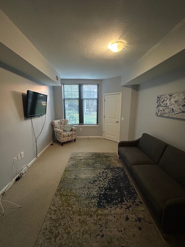 Photo - 1021 N Garfield St Unidad 114