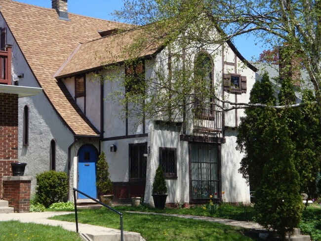 Building Photo - 2206 E Stratford Ct Unit 1