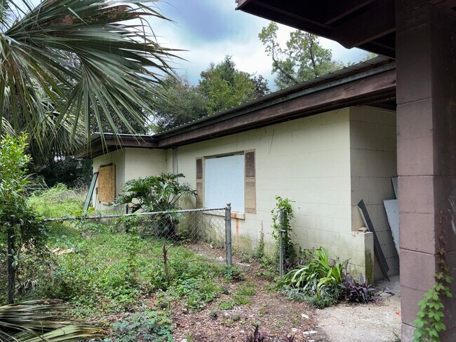 Photo - Newly renovated 3 bed 2 bath home in priva...