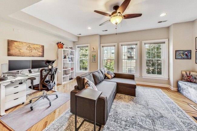 Photo - 3042 N Oakley Ave Unidad 2S