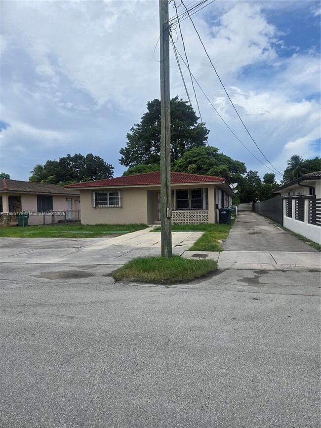 Building Photo - 8857 SW 27th St Unit 2 Rental