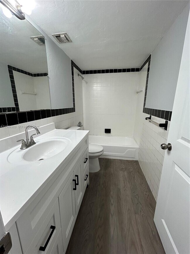 Photo - 1360 Collins Ave Unit 202