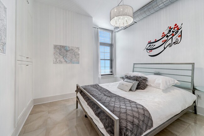 King-sized bedroom! - 2328 Champlain St NW Unit 413