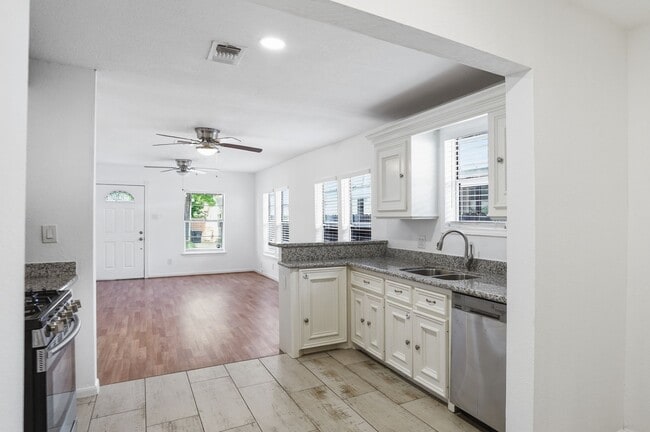 Photo - 5315 Bell St