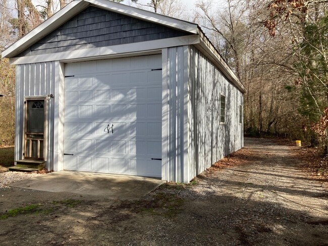 Building Photo - Charming Country Studio
