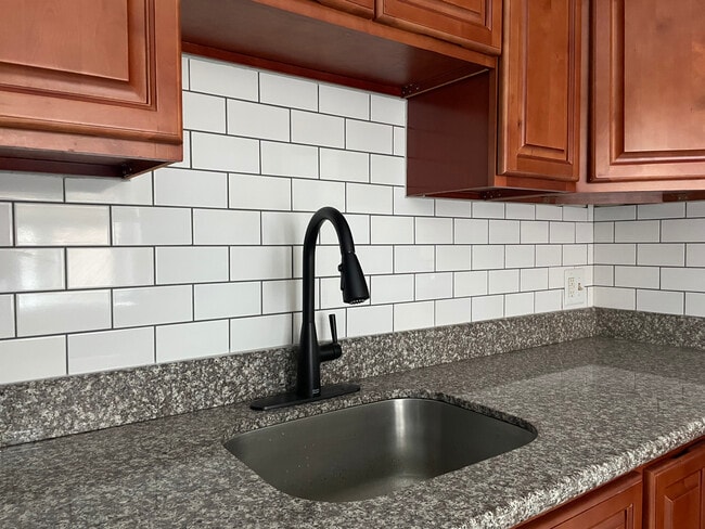 Building Photo - 614 Borbeck Ave Unit 1