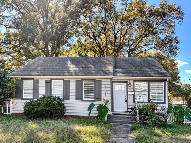 Building Photo - Newly Remodeled 3 Bedroom Home - Northside...