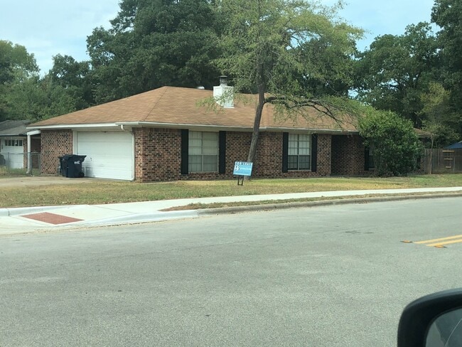 Building Photo - 2301 Raintree Dr