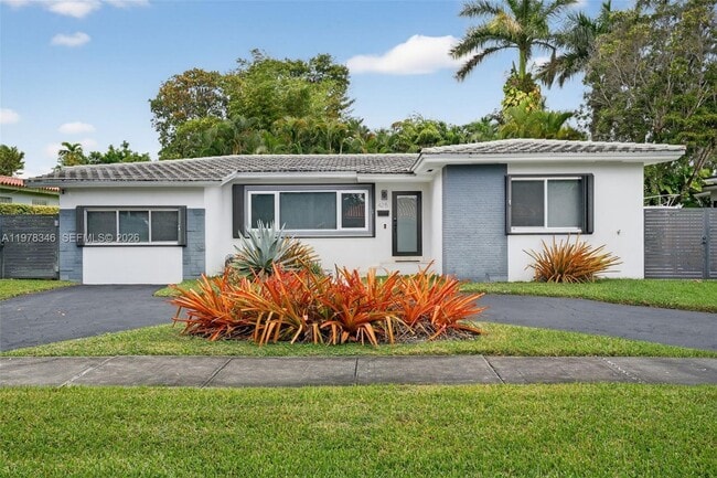 Photo - 425 NE 114th St