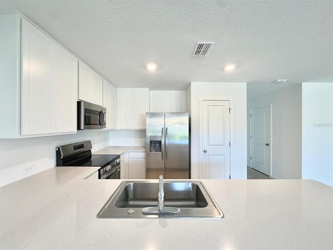 836 Lynx St