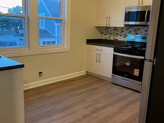 Building Photo - 1022 N Menard Ave Unit 2