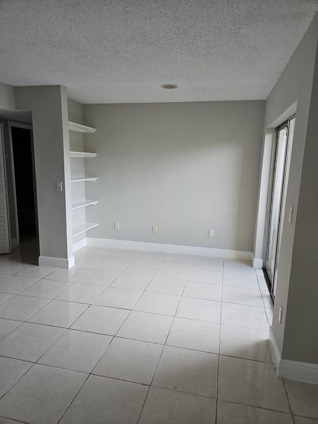 Photo - Pretty 1/1 in Gated Community w/Awesome Am...