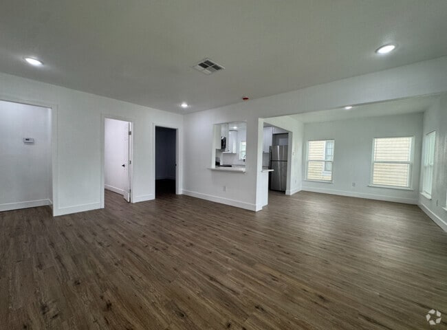 Building Photo - 1203 W 6th St Rental