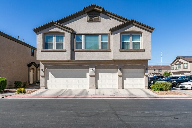 Building Photo - Stylish Townhouse Near the Strip with Dual Suites