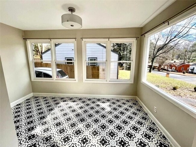 Photo - 1449 Lynford Dr SW