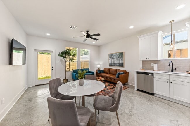 Photo - 406 Highland Oaks Ln