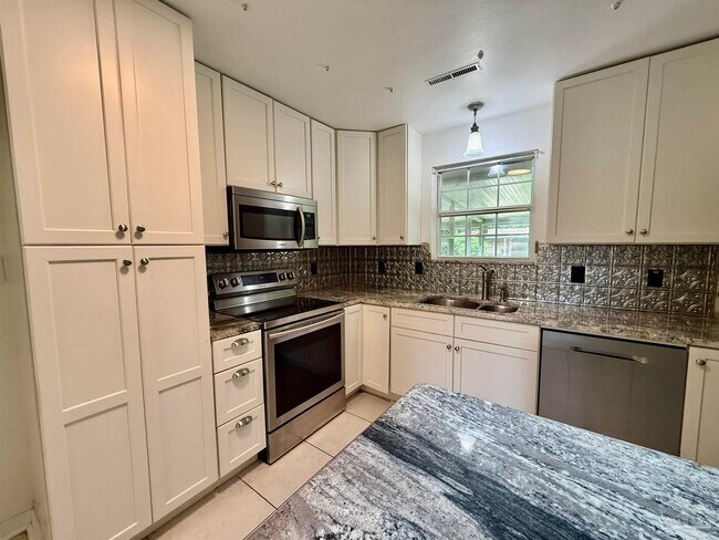 204 Nandina Rd
