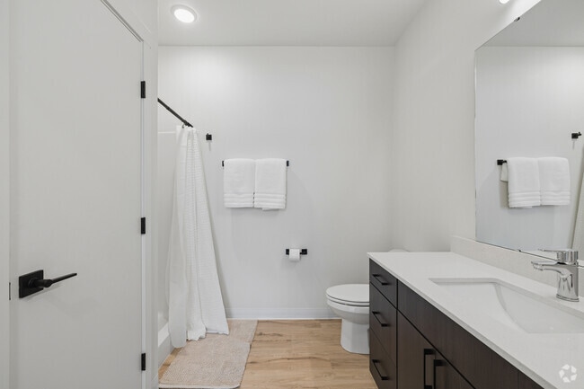 2BR, 2BA - 950SF - Bathroom