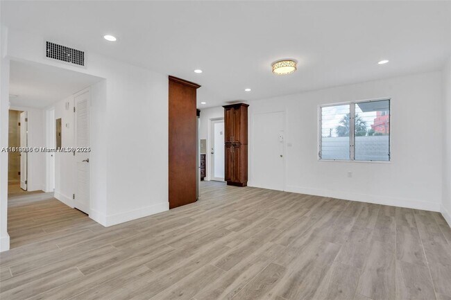 Photo - 1631 NE 114th St Unidad 311