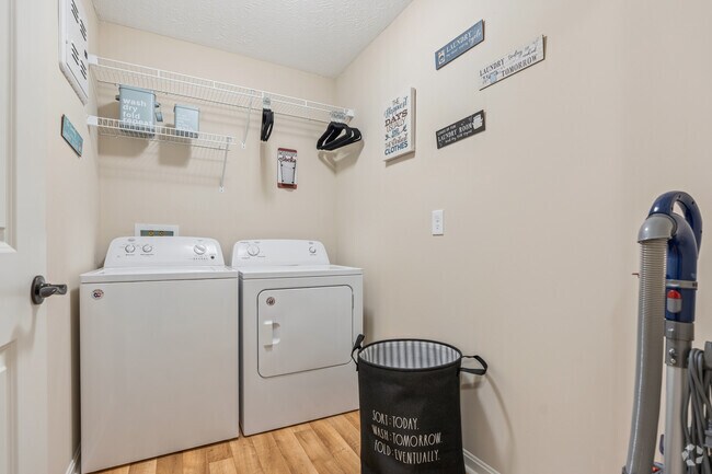 2BR, 2BA - 1,050SF - Laundry