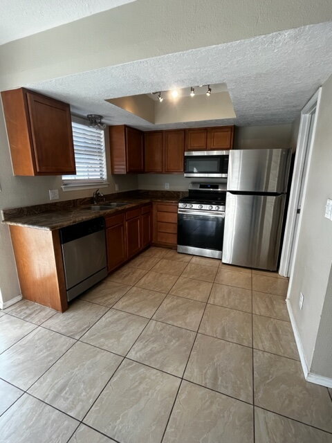 Photo - Downtown 2bd Townhouse! Balcony, off-stree...