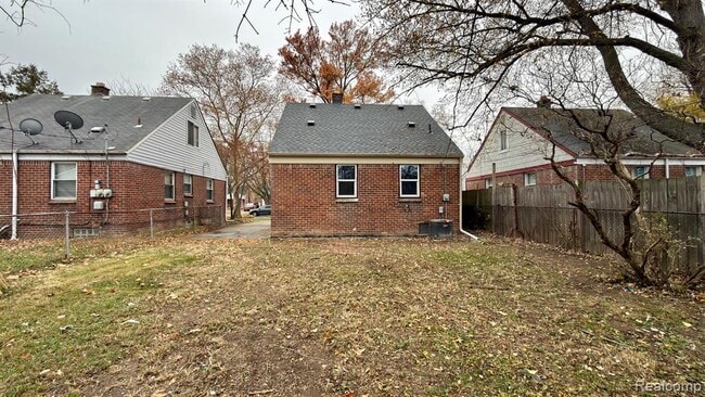 Photo - 855 John Daly St