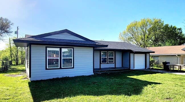 Photo - 1704 Langford St