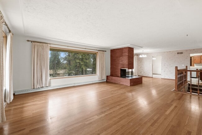 Photo - 5 Bed 2 Bath Spacious 3200 sq/ft Lower South Hill brick rancher property