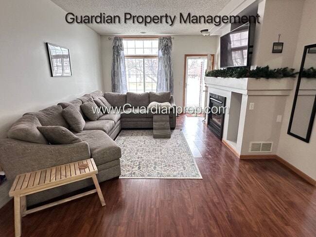 Building Photo - Shakopee Town Home, 2 Car Garage, 1.5 Baths, Patio, Dishwasher, W/D