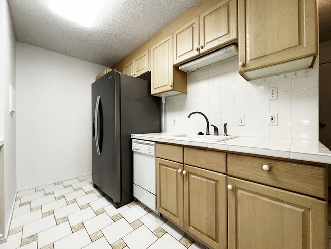 Photo - Diamond Head 1/1 with A/C and Parking Unit 237