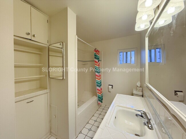 Photo - AVAILABLE DECEMBER - Spacious 4-Bed, 3-Bat... Apartamento