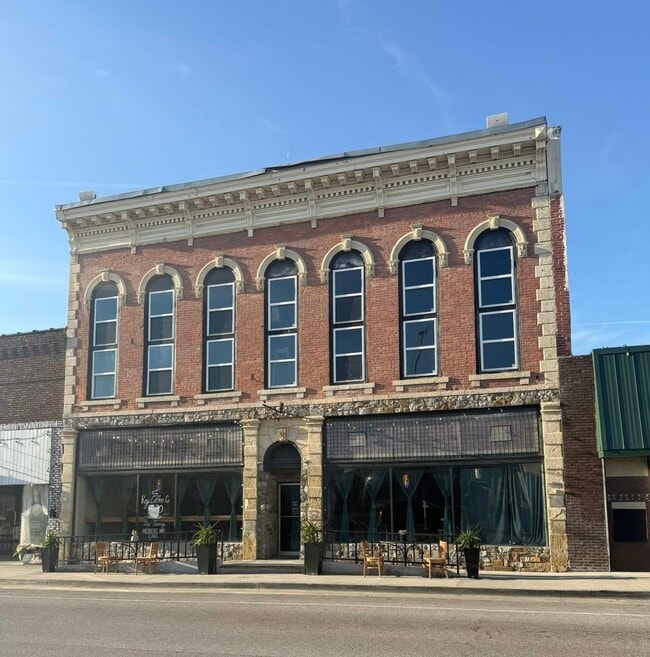 Building Photo - 117 W 2nd St Unit Lyric Loft Apt C